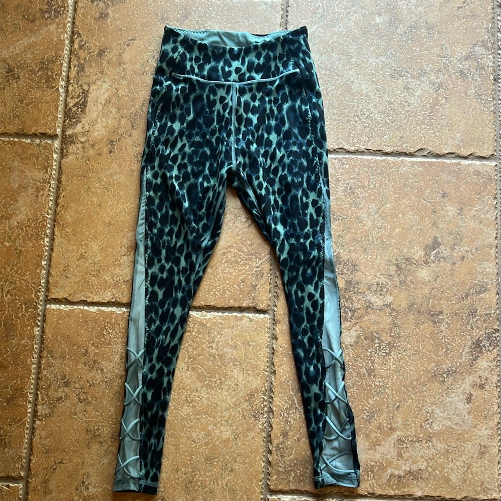 VSX Victoria’s Secret leggings 7/8 length, green and black leopard